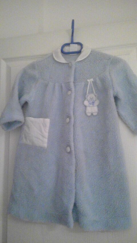 N° 309 PEIGNOIR BLEU CLAIR
TAILLE 5 ANS
2 Triel-sur-Seine (78)