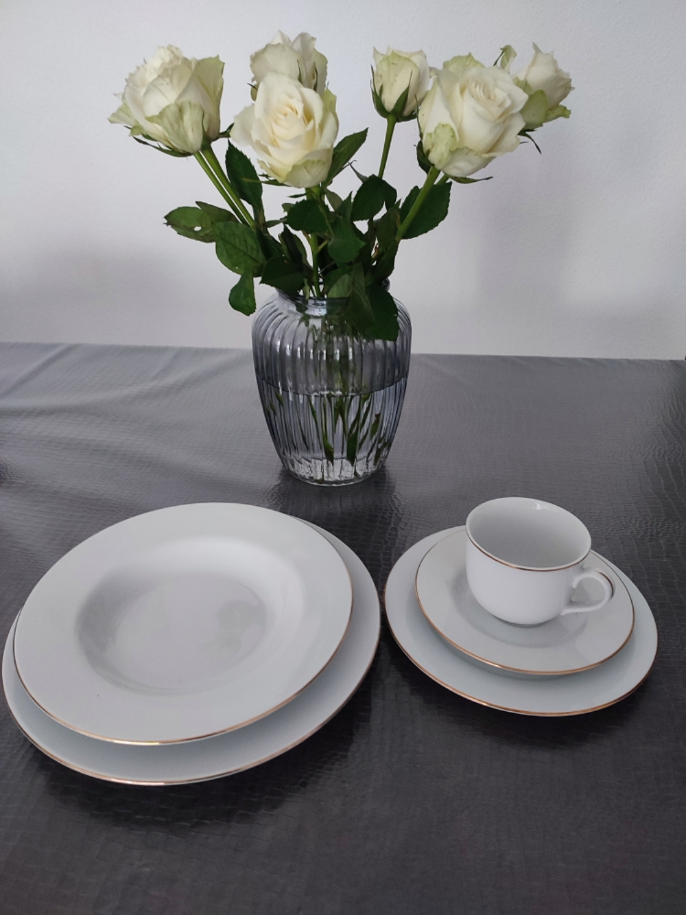 Service de table porcelaine blanche liser&eacute; dor&eacute; Cuisine