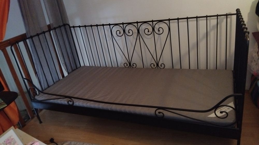 banquette/lit en m&eacute;tal noir en 90 Meubles
