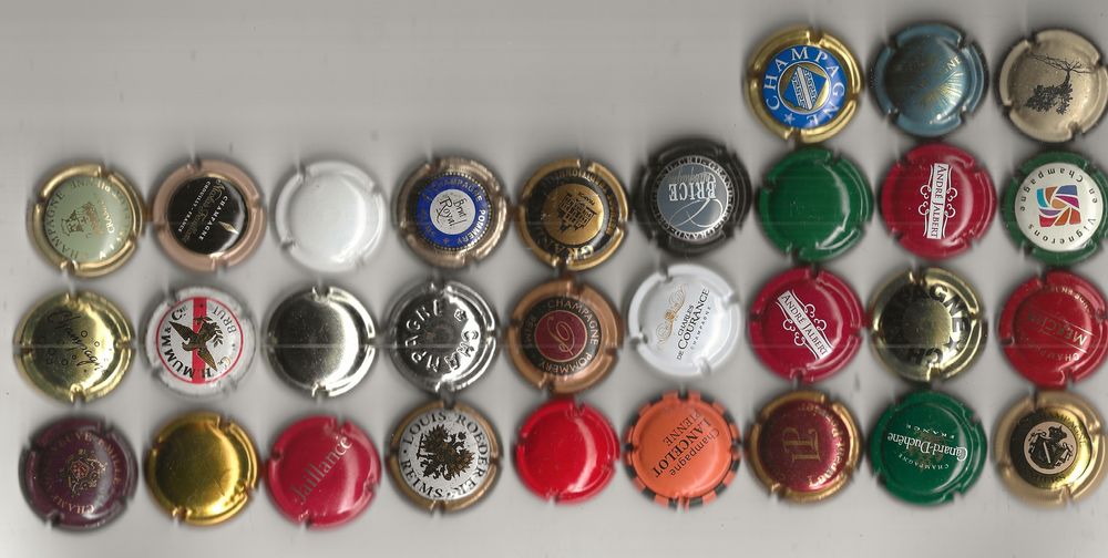 Lot de 80 capsules de champagnes differents 