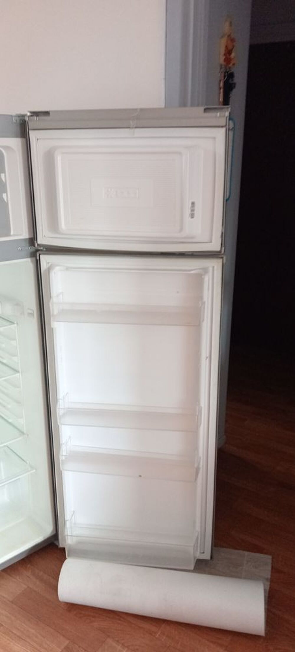 Combin&eacute; frigo avec partie cong&eacute;lateur au-dessus Electrom�nager