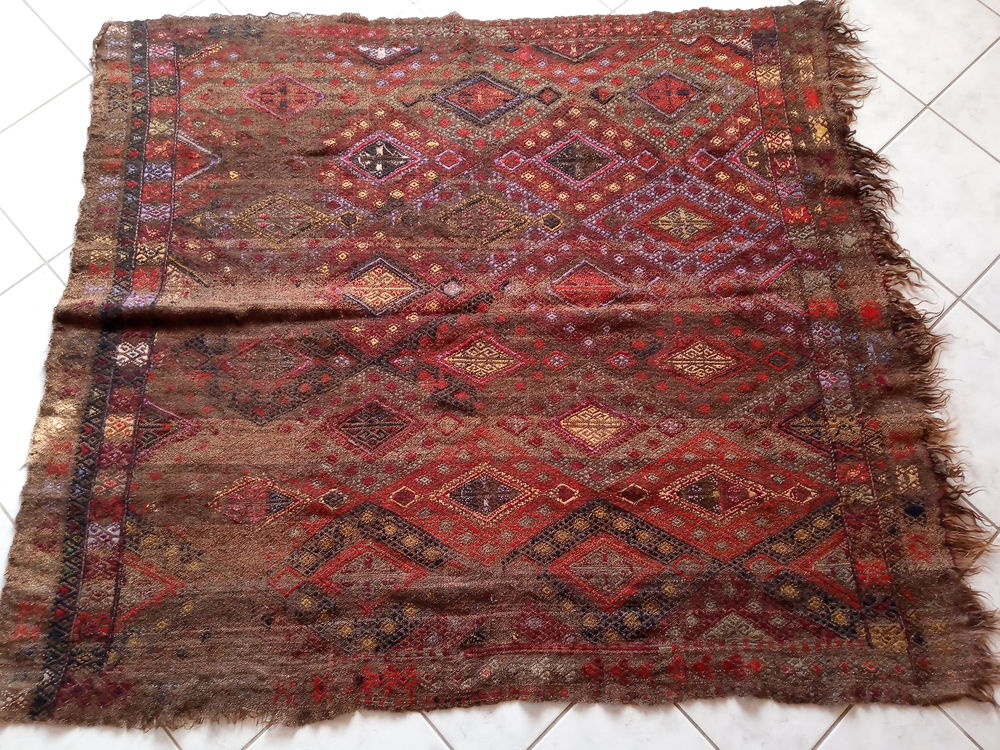 Tapis kurde tissage brod&eacute;,
153 cm x 135 cm Décoration