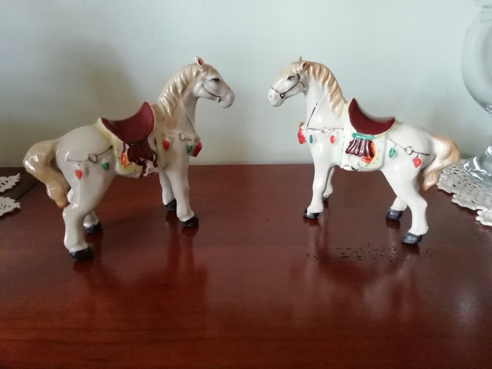 2 jolis petits chevaux espagnols harnach&eacute;s pour la f&ecirc;te Décoration