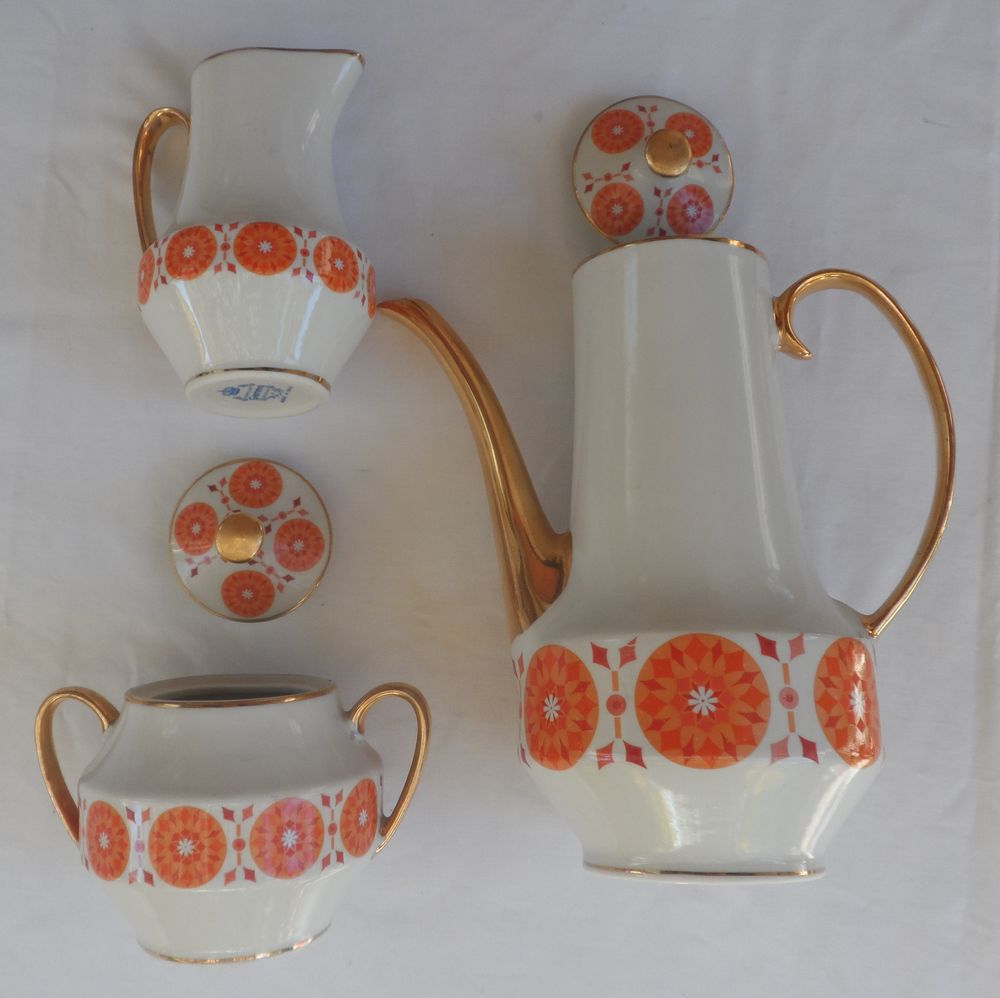 Service &agrave; caf&eacute; neuf en porcelaine blanche &agrave; fleur surlign&eacute;e Cuisine
