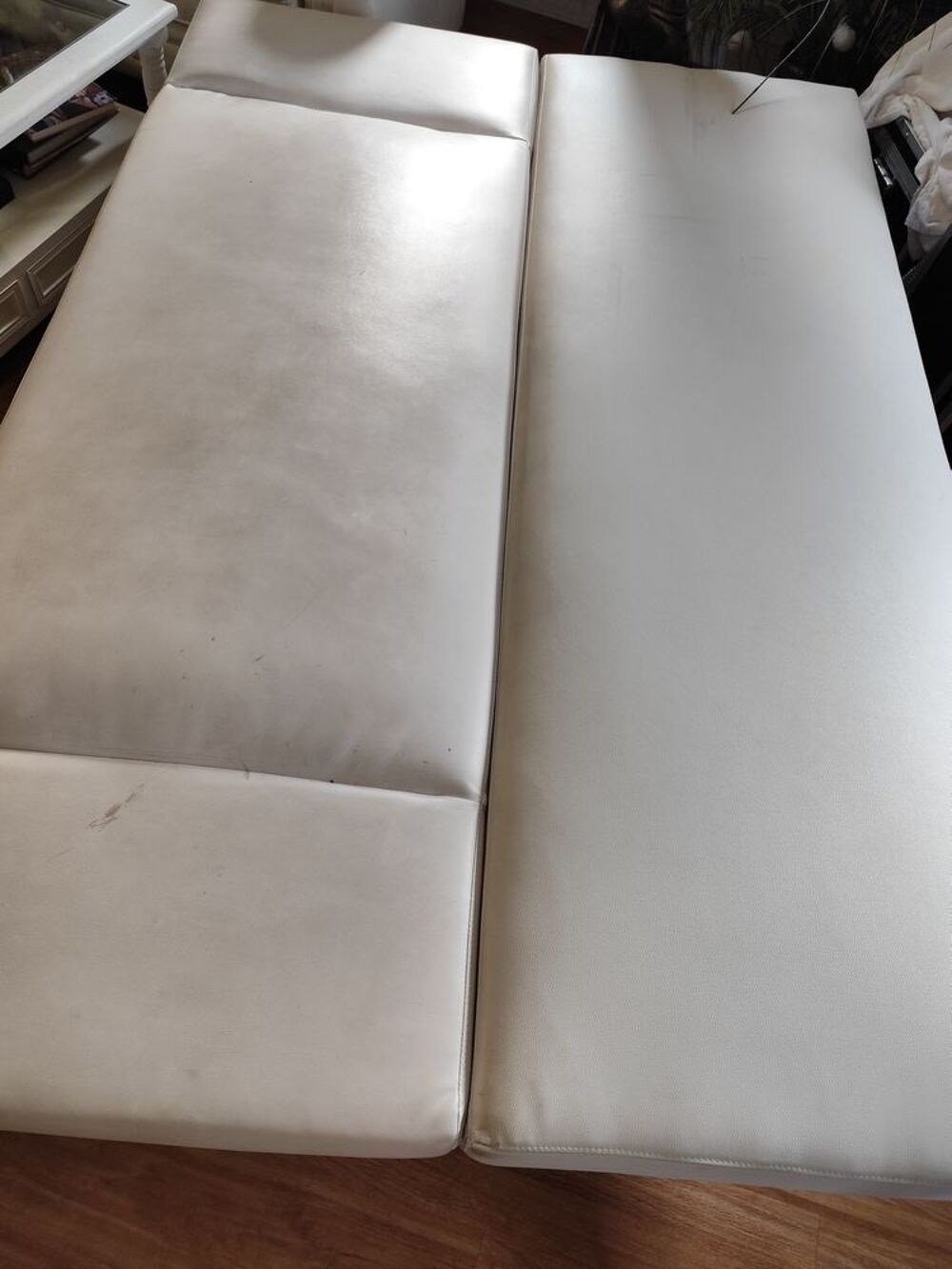 Joli canap&eacute; blanc, en bon &eacute;tat en cuir v&eacute;gan (simili cuir) Meubles