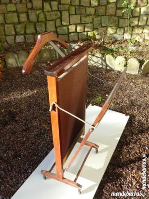 VALET  pour v�tements sign�    REGUITTI   70 Roclincourt (62)