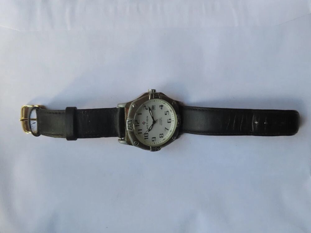Lot de deux montres Action d'occasion livr&eacute;es sans pile avec Bijoux et montres