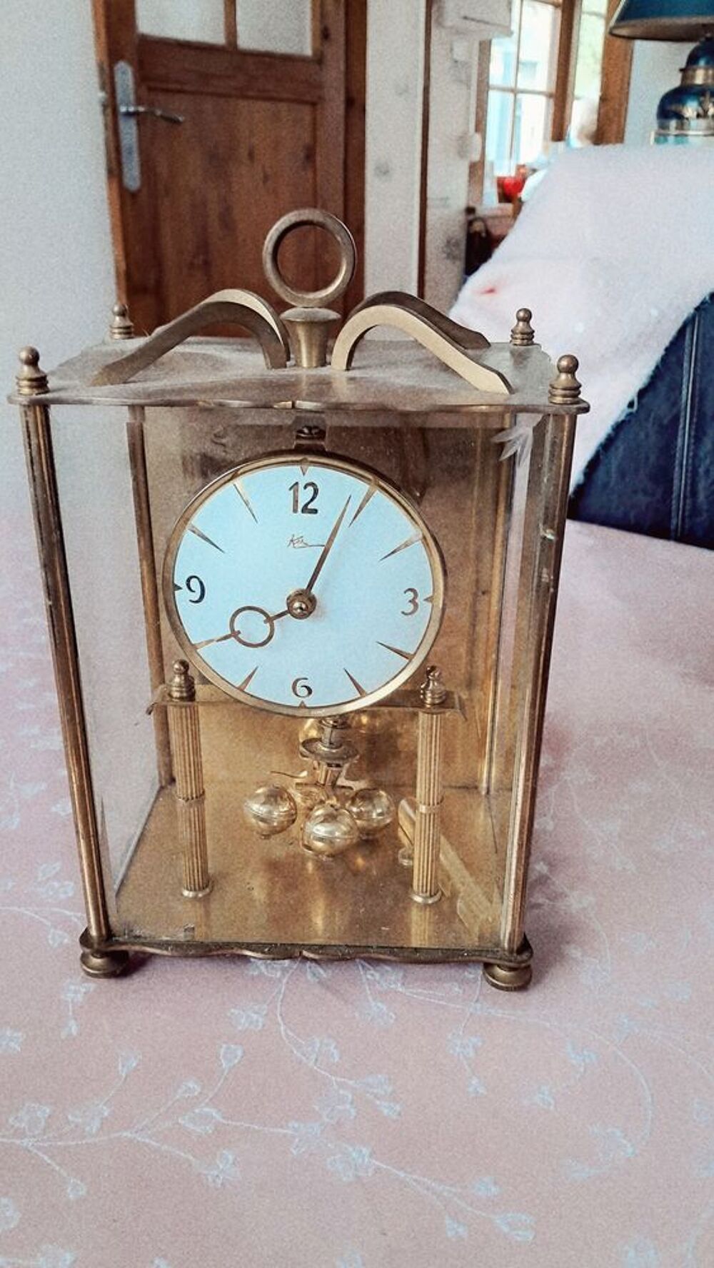 Horloge ancienne en laiton. Décoration