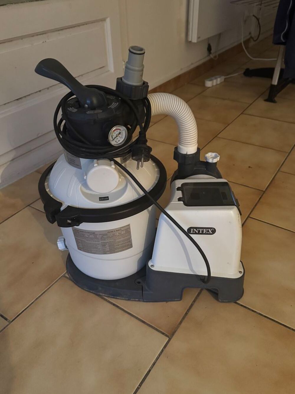 Pompes de piscine intex servi un &eacute;t&eacute; quasiment neuf Jardin
