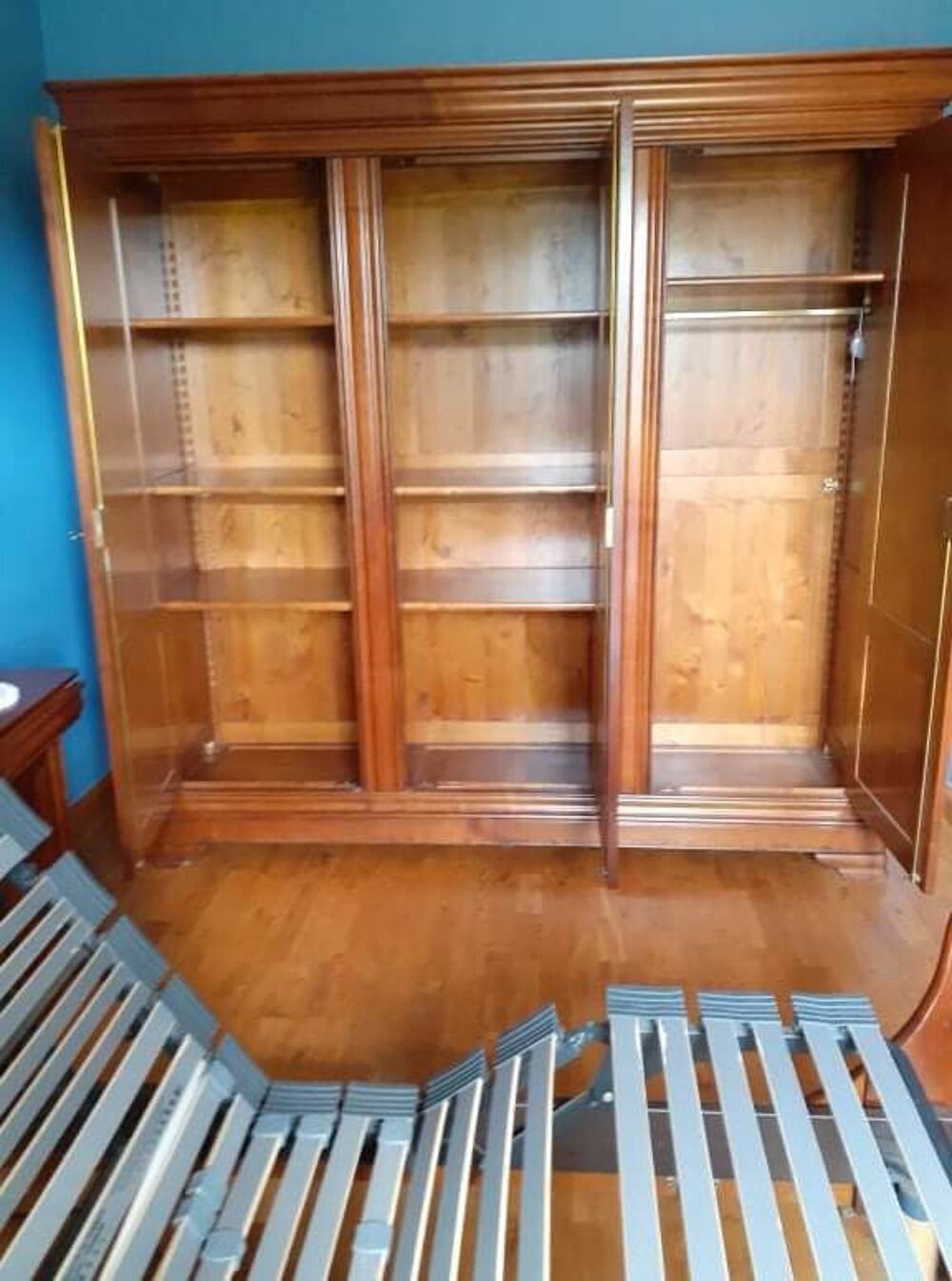 A vendre chambre &agrave; coucher compl&egrave;te en merisier massif. Meubles