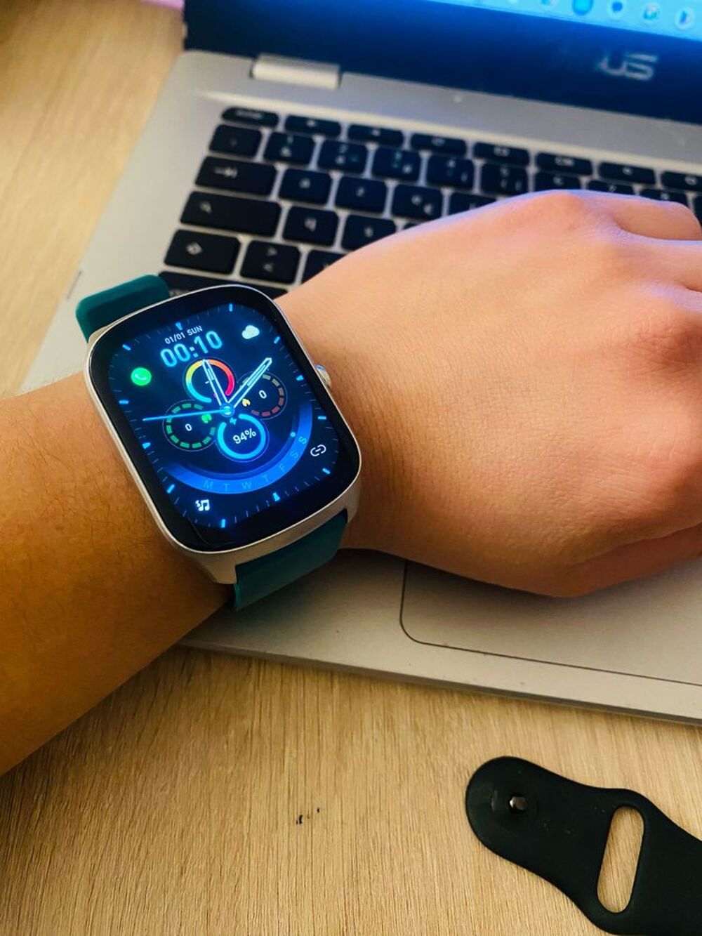 Montre Connect&eacute;e Homme Femme. Etat: neuf Bijoux et montres