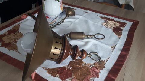 Suspension en bronze et bois (faon type balance). TB tat 35 chirolles (38)