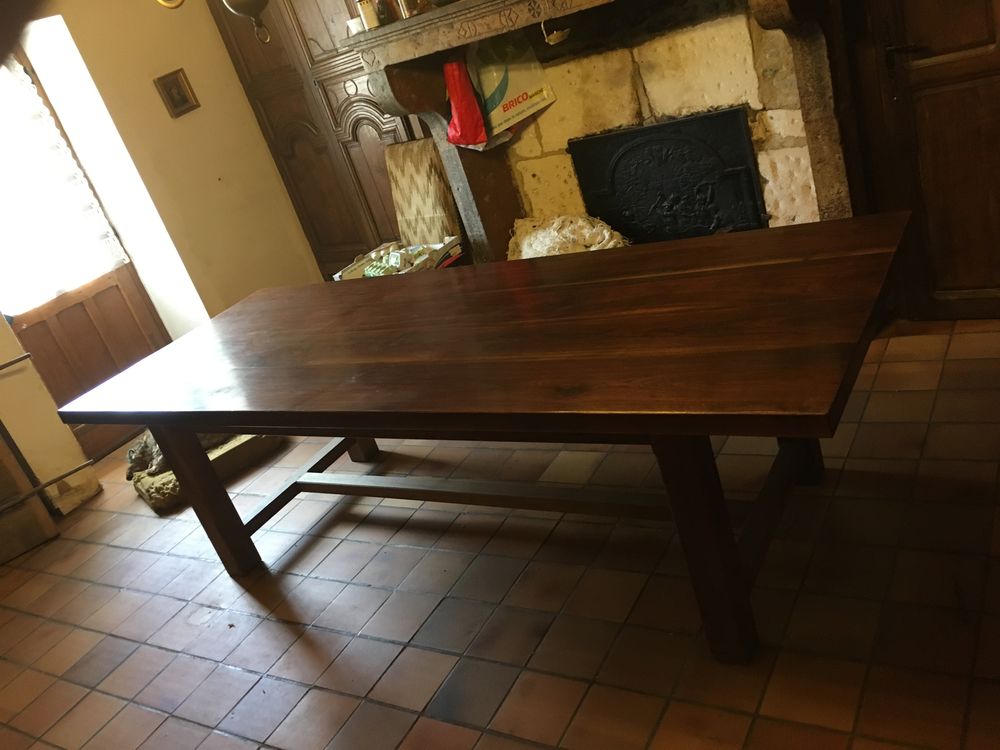 table noyer massif avec deux rallonges. Meubles