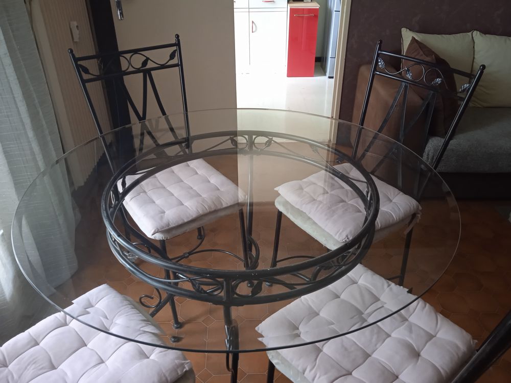 Vend table ronde fer forg&eacute; 4 chaises Meubles