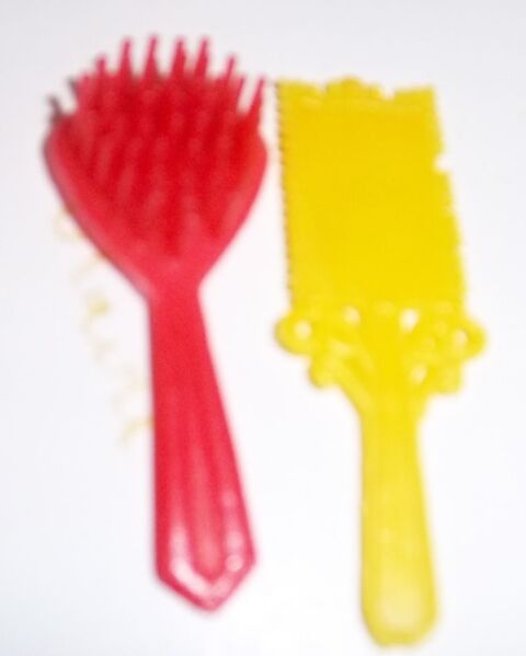 Brosse et miroir plastique made in Hong Kong 1 Colombier-Fontaine (25)