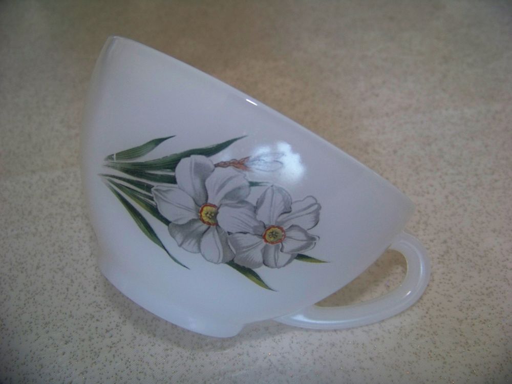 Grandes tasses et soucoupes vintage en ARCOPAL 