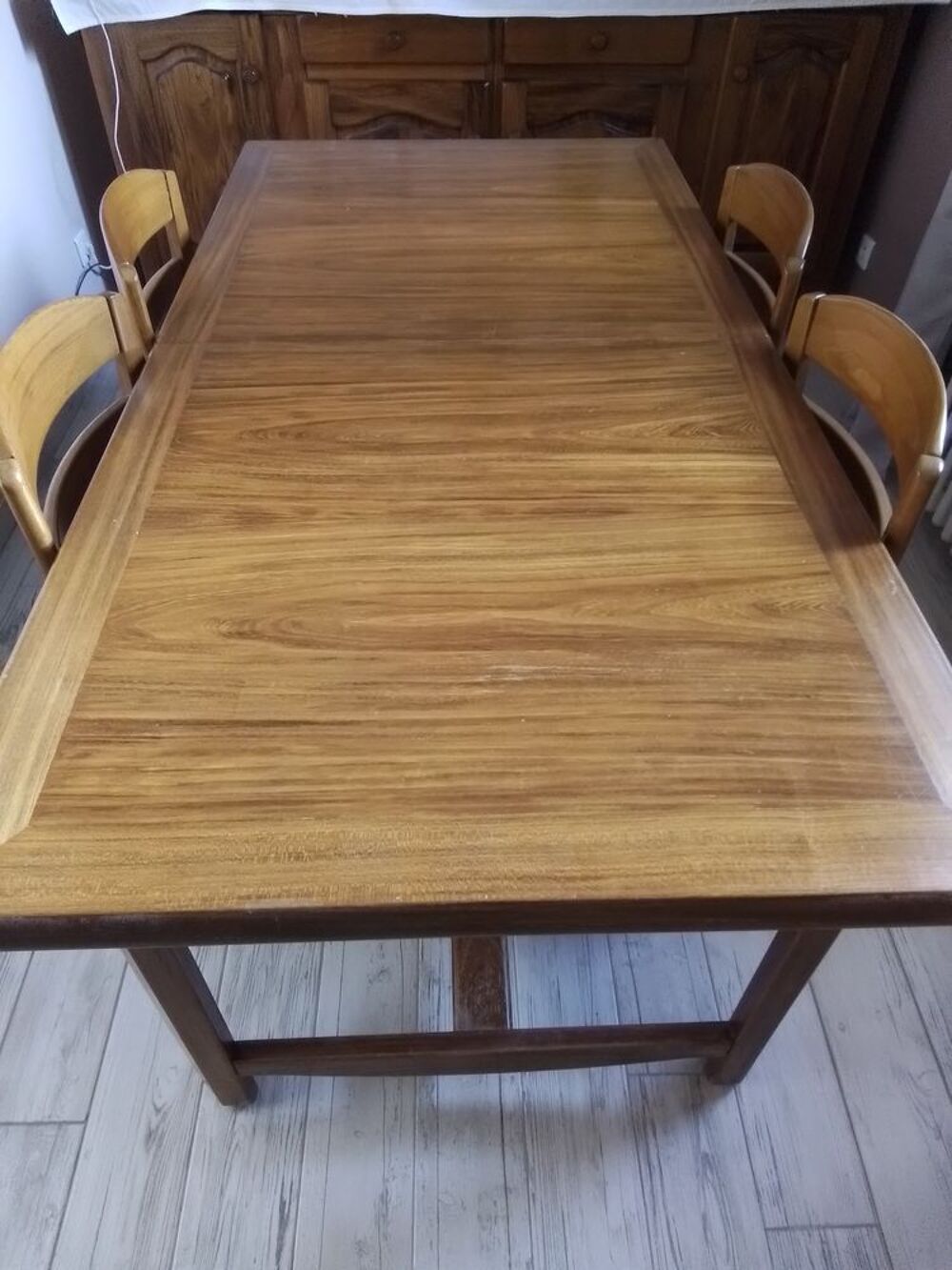 Belle et grande table rectangulaire et ses 4 chaises assorti Meubles