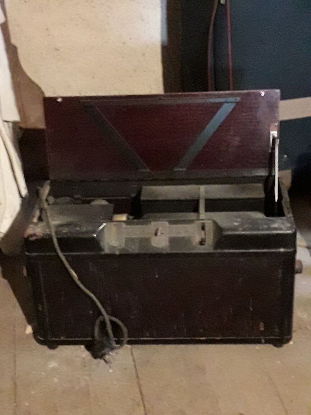 lot de deux vieux postes de radio et un gramophone Audio et hifi