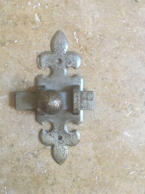 Targette fer forgé fleur de lys
20 Castres (81)