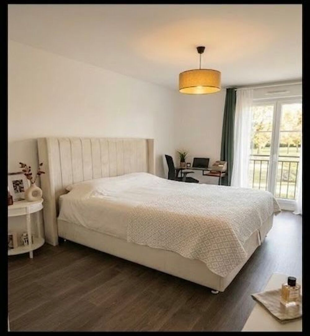 Lit King size avec matelas &eacute;pais Meubles