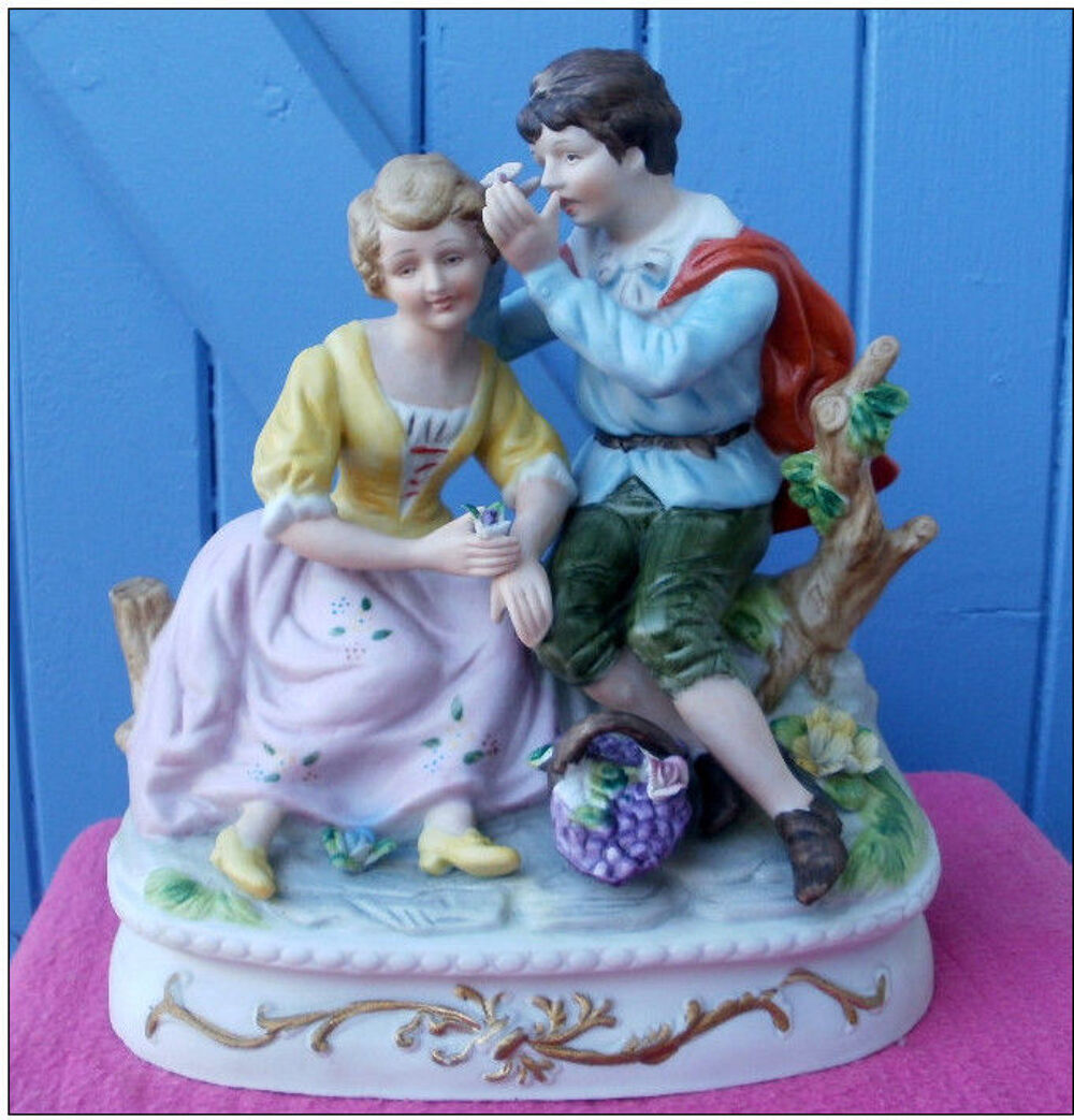  Statuette, Couple de jeune gens assis, en biscuit Dcoration