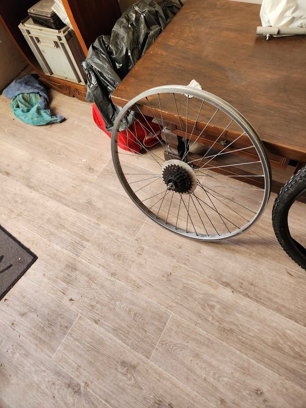 une jante arri&egrave;re VTT de 26 pouces fixations &eacute;crous non voil&eacute;e fixations &eacute;crous 30€+1 pneu 15€ marque Vittoria 26x1.95Free Climb 10 Vélos