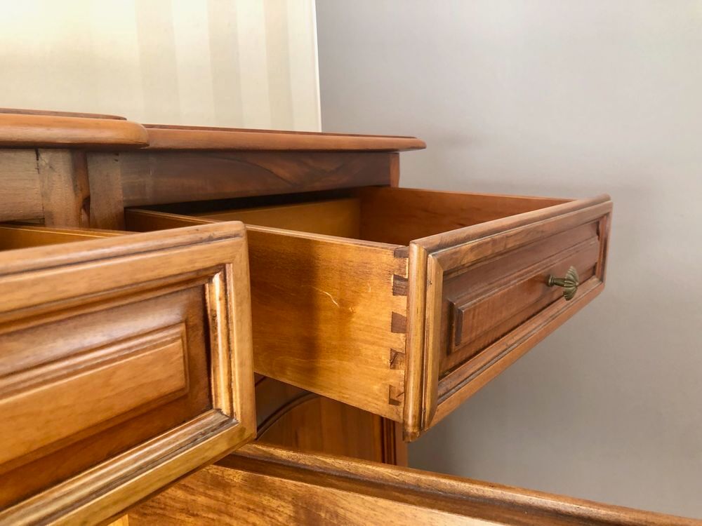 Bahut style Louis XIV _ noyer massif 
Meubles