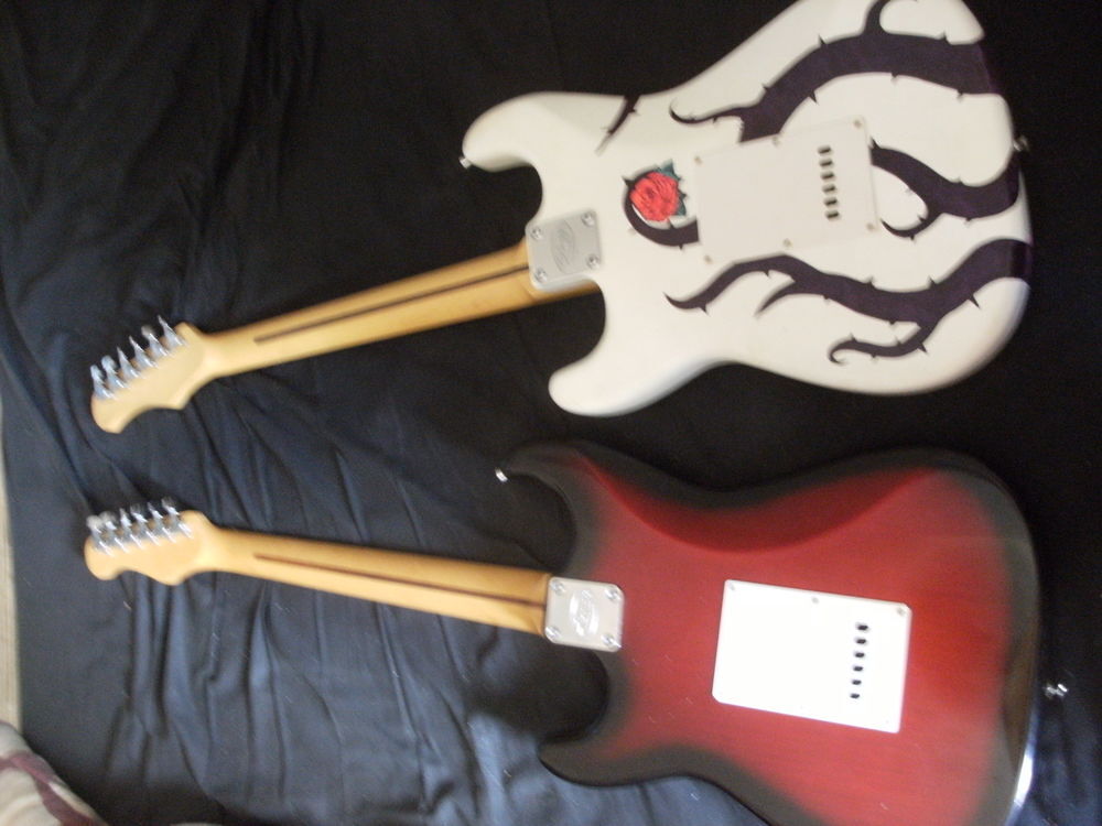 LOT DE 2 GUITARES ELECTRIQUES STAGG STRATO Instruments de musique