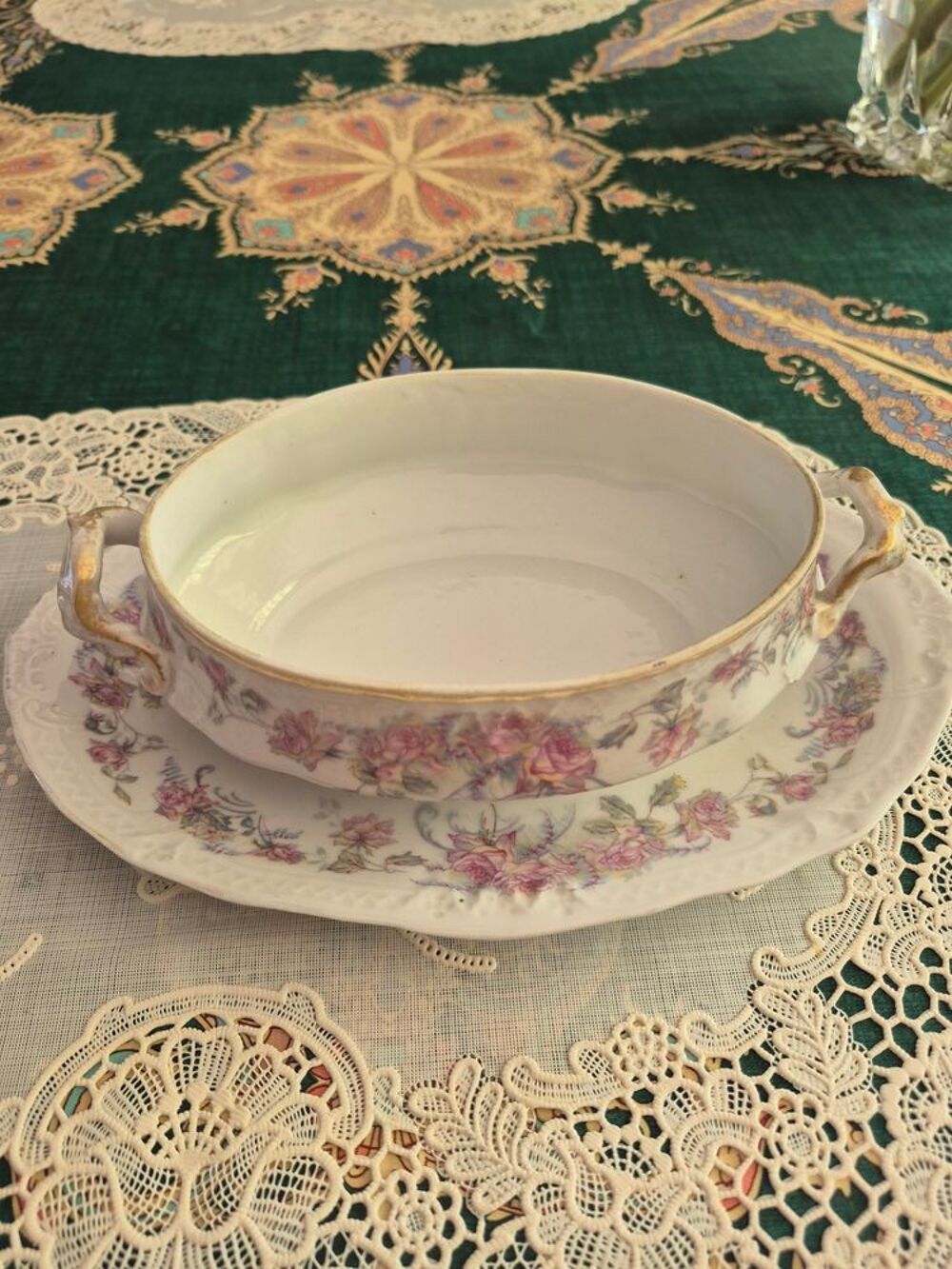 Sauci&egrave;re en porcelaine . Décoration