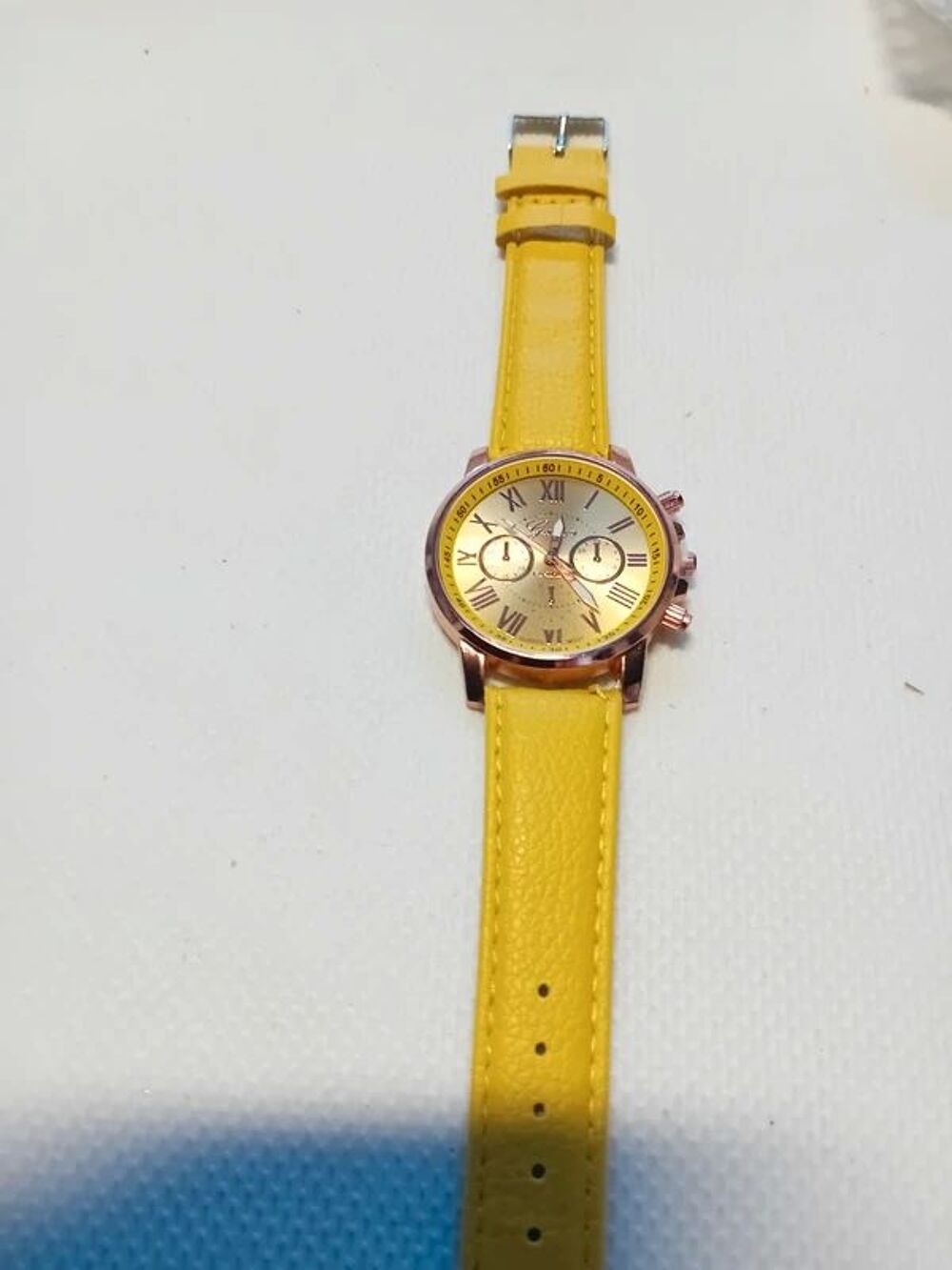 Promo Jolie montre pour femmes/filles JAUNE neuve
Bijoux et montres