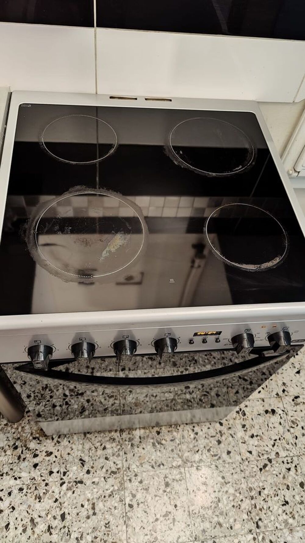 Cuisini&egrave;re four vitroc&eacute;ramique Faure
Electroménager