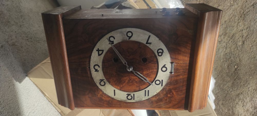 Poste radio apr&egrave;s guerre, horloge tr&egrave;s a'cienne 