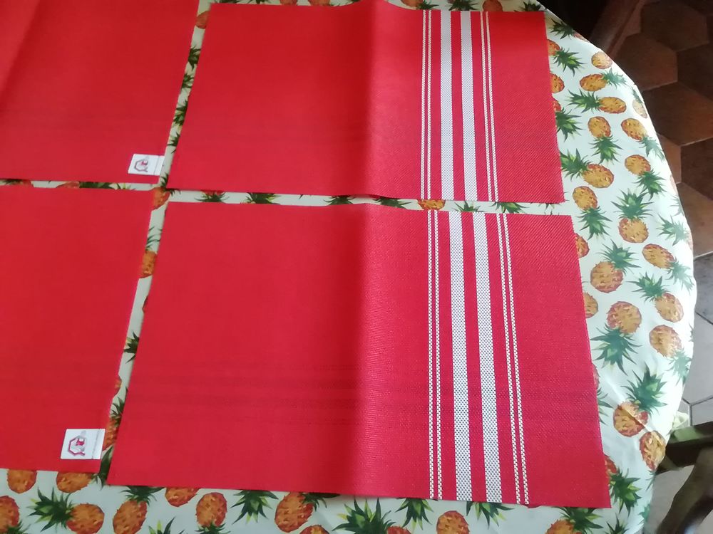 4 SETS DE TABLE NEUFS Cuisine