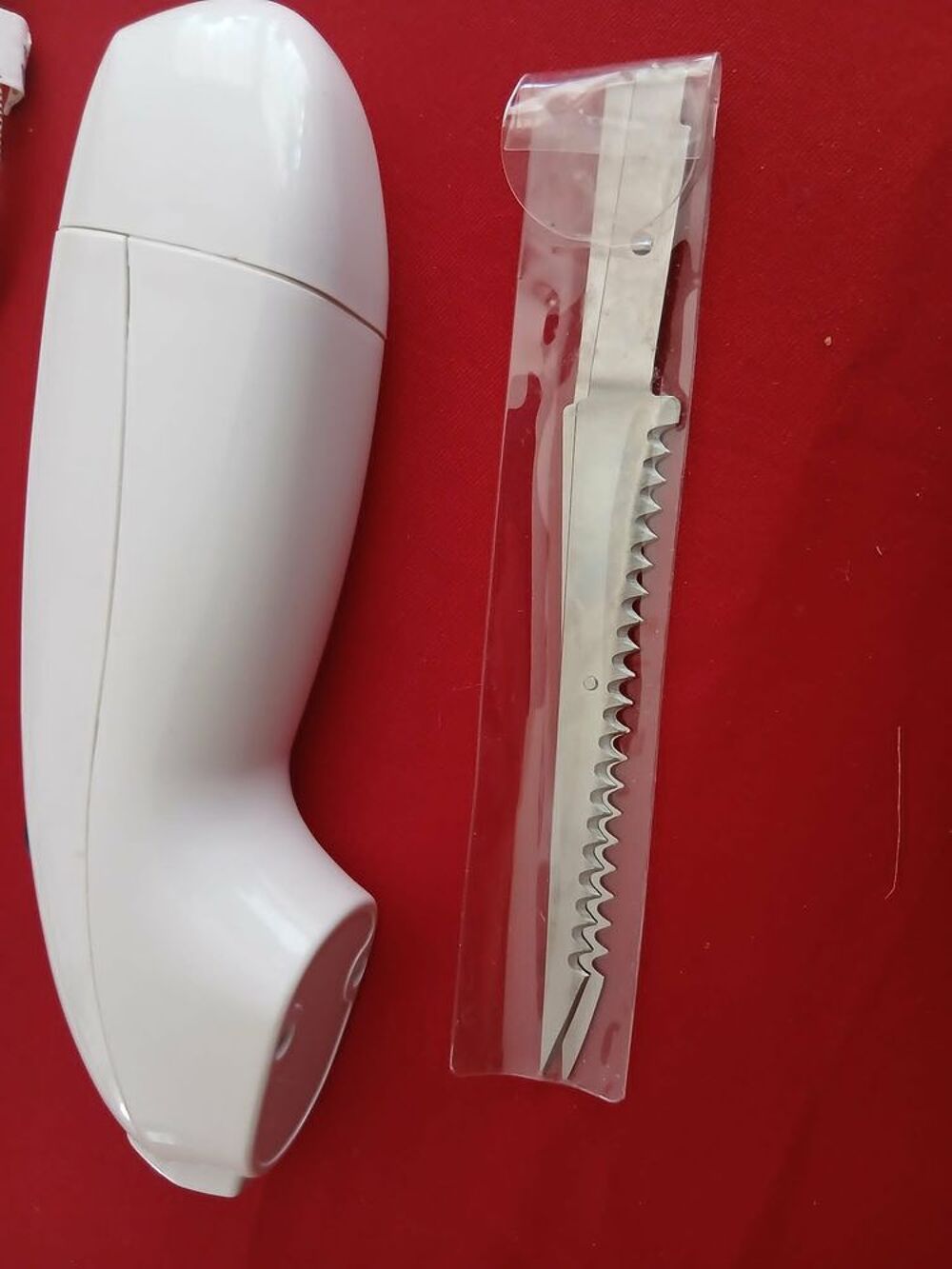  Trois couteaux fleuris + un couteau &eacute;lectrique neufs N&deg;1470 Electroménager