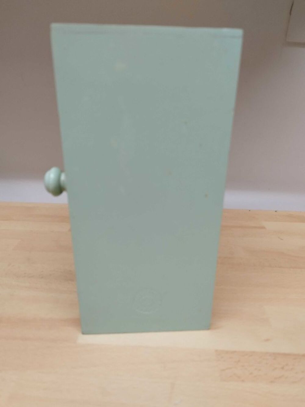 Armoire &agrave; oeufs en bois verte - Egg Cabinet boite &agrave; oeuf en bois jusqu'&agrave; 12 oeufs 
Dimensions 25 cm x 18 cm x 12 cm Meubles