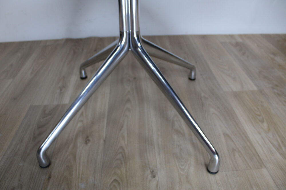 Table hay "about a table aa20" ronde noir par hee welling Meubles