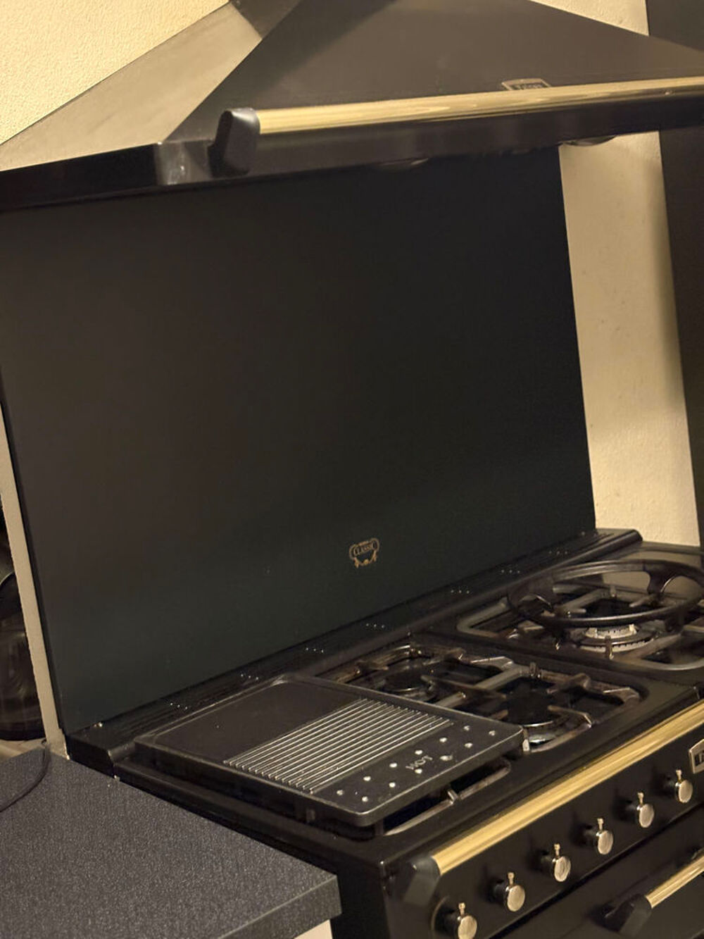 Cuisini&egrave;re "piano" Falcon Classic 110 noir mat cuivr&eacute;e. Cuisine