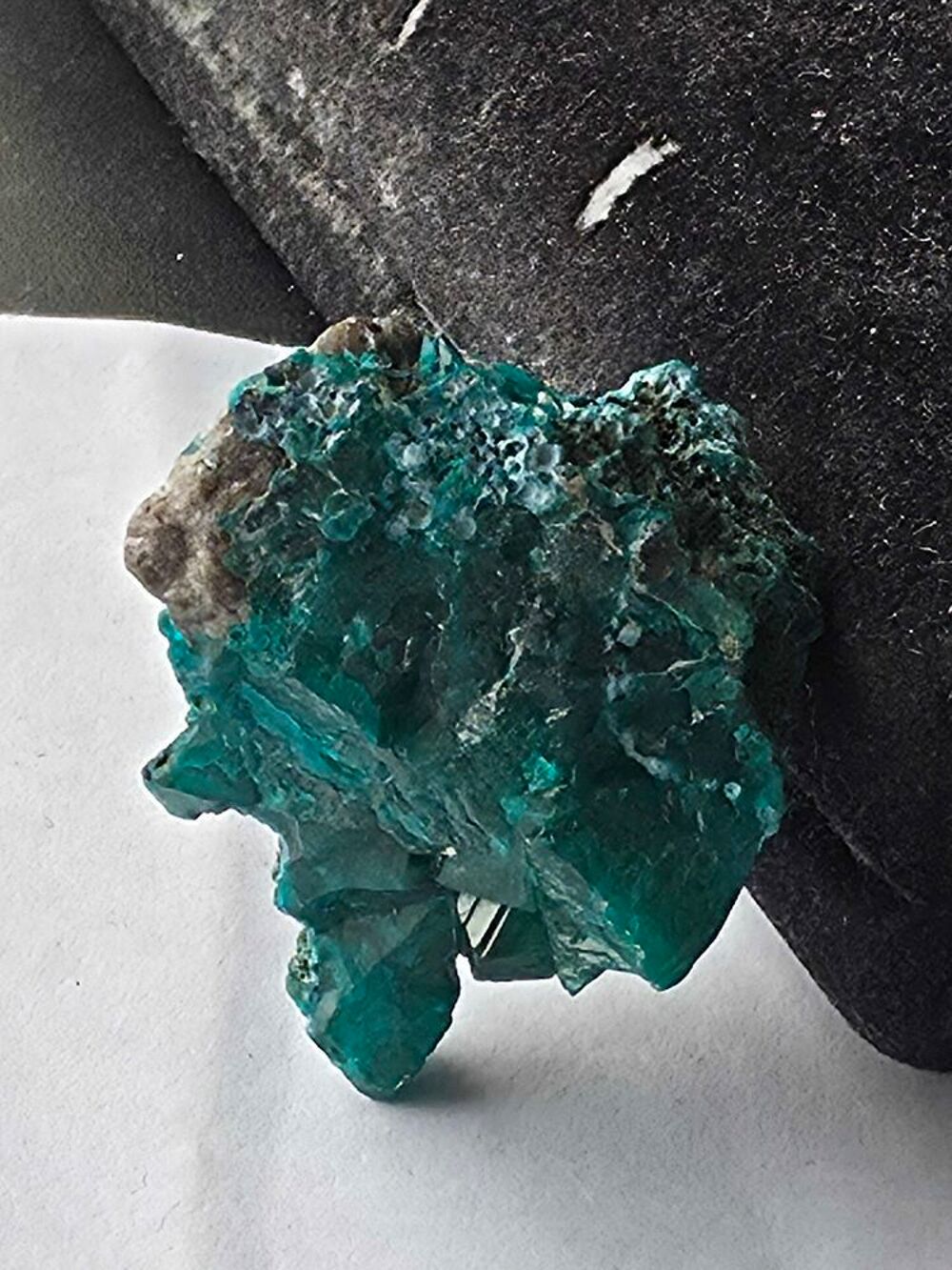 Superbe Dioptase Cristallis&eacute;e-Vert Emeraude Brut 
