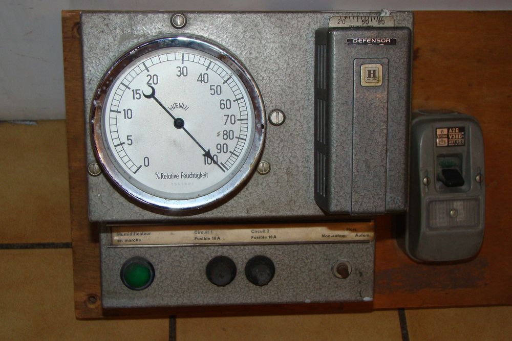 Ancien hygrom&egrave;tre suisse - HAENNI + Disjoncteur TICINO
Bricolage