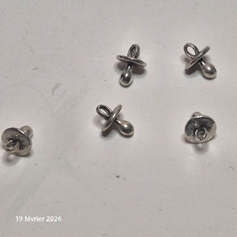 Lot de 5 breloques t&eacute;tine ou sucette de b&eacute;b&eacute; Bijoux et montres