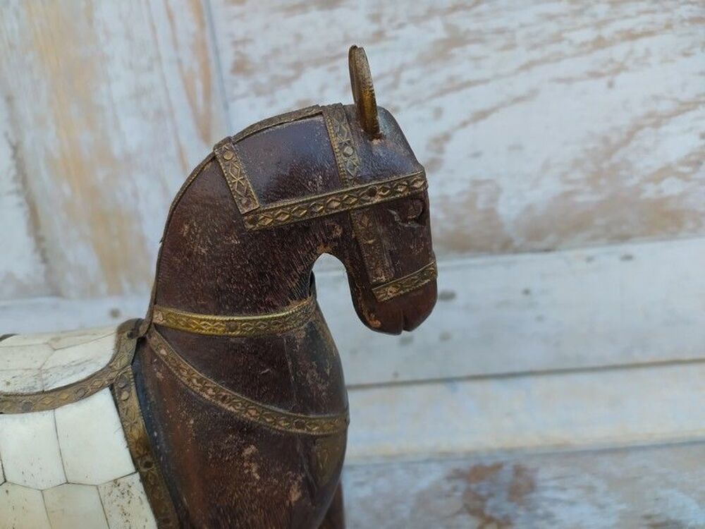 Petit Cheval Oriental Bois Sculpt&eacute; Ornements Laiton et Os 
Décoration