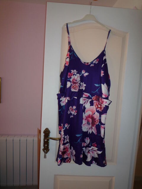 robe neuve fleurie jamais portée 12 Agde (34)
