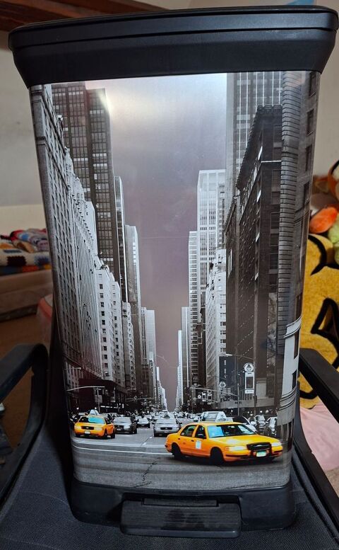 Jolie poubelle à pédale -déco NEW YORK avec ses taxis jaunes Chambry (77)