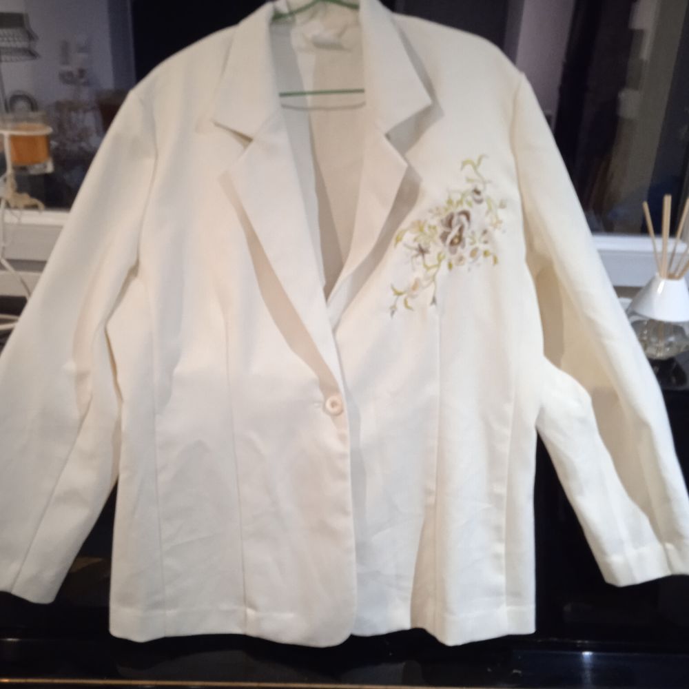 Veste cr&egrave;me broderie sur l'avant T 50 100 % polyester Vêtements