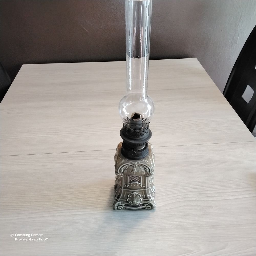 LAMPE A P&Eacute;TROLE 
Décoration