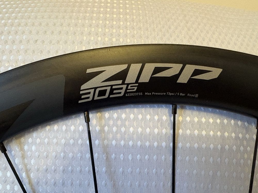 Roues tubeless carbone Zipp 303 S frein &agrave; disque 700c Shiman Sports