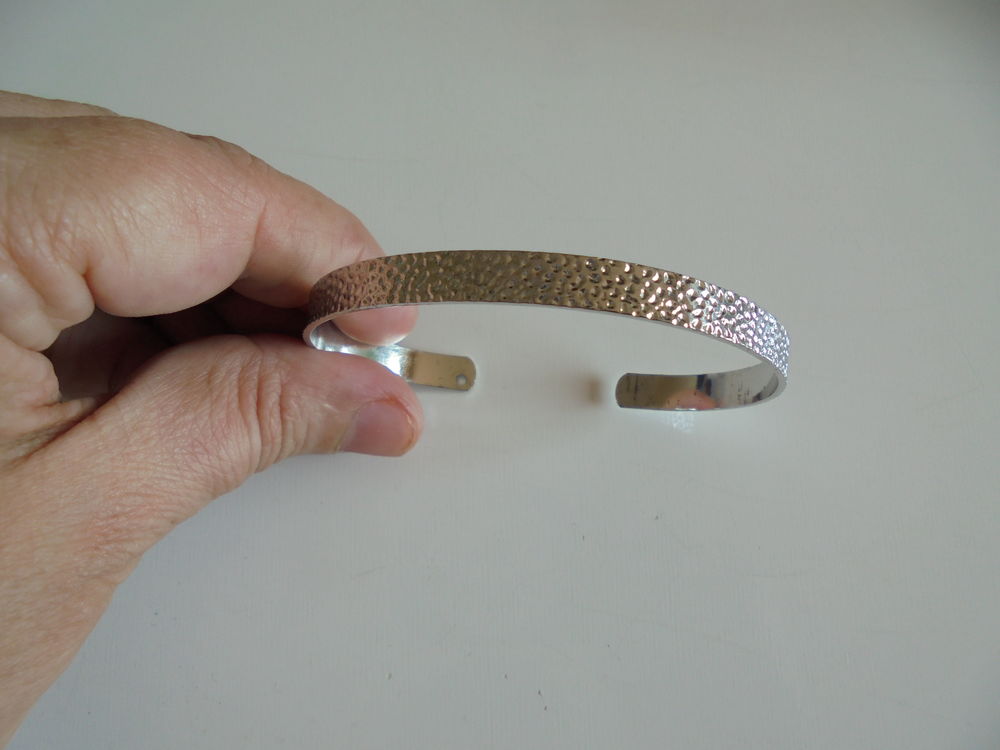 Bracelet martel&eacute; (28b) Bijoux et montres