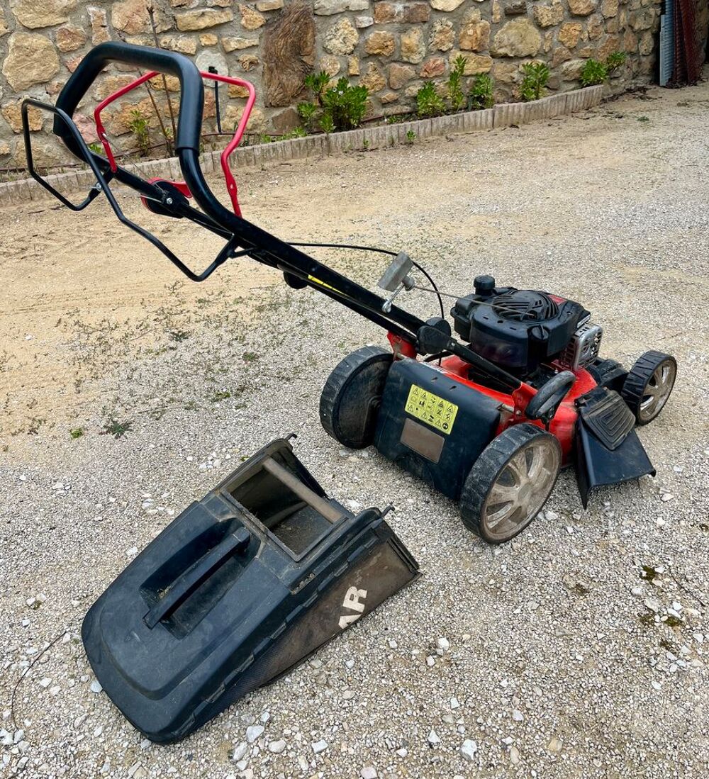 TONDEUSE AUTO-TRACT&Eacute;E Jardin