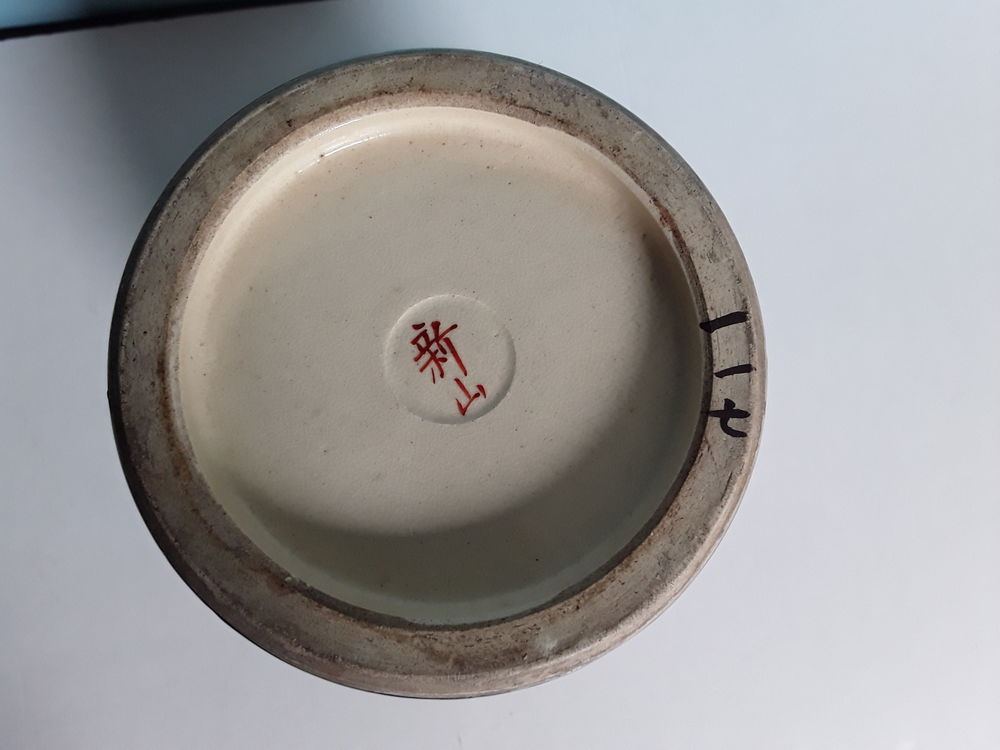 Tr&egrave;s beau vase Japonaise de Satsuma avec d&eacute;cors d'hommes et Dcoration