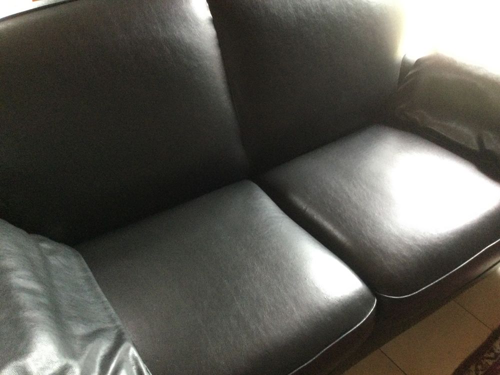 canap&eacute; en Ska&iuml; noir et 2 fauteuils assortis forme Club. Meubles